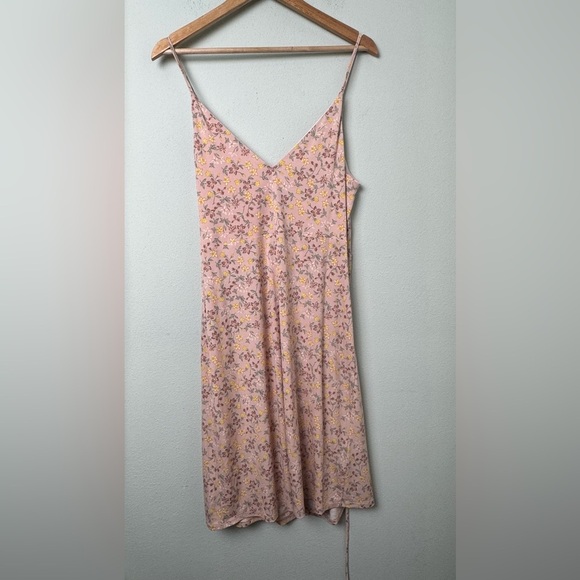 NWT BCBGeneration Surplice Wrap Dress Allover Floral in Rose Smoke Size Medium - Picture 7 of 16